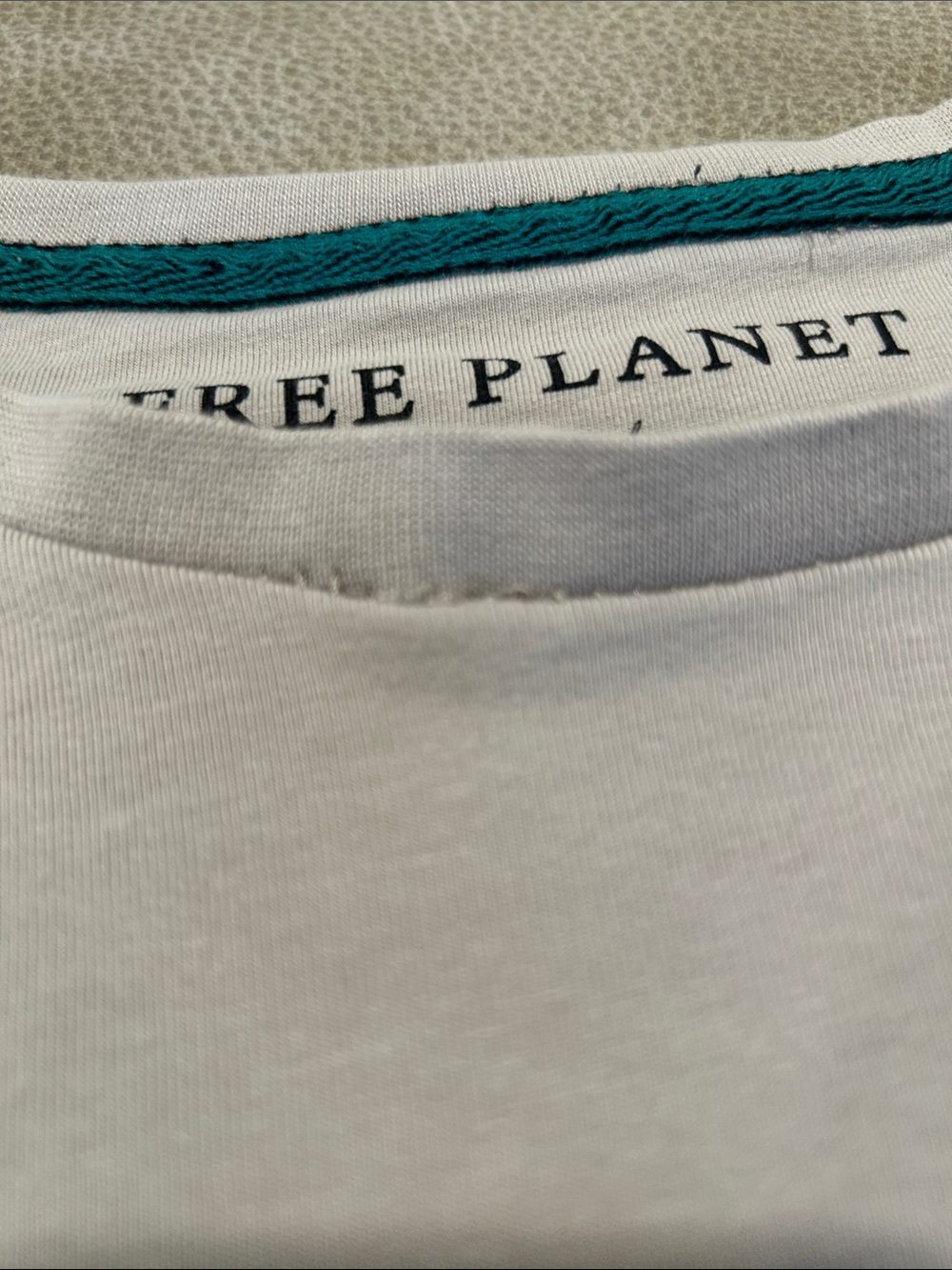 Free Planet Beige Short-Sleeve Tee with Blue Tropical Pocket Size M - Picture 10 of 10